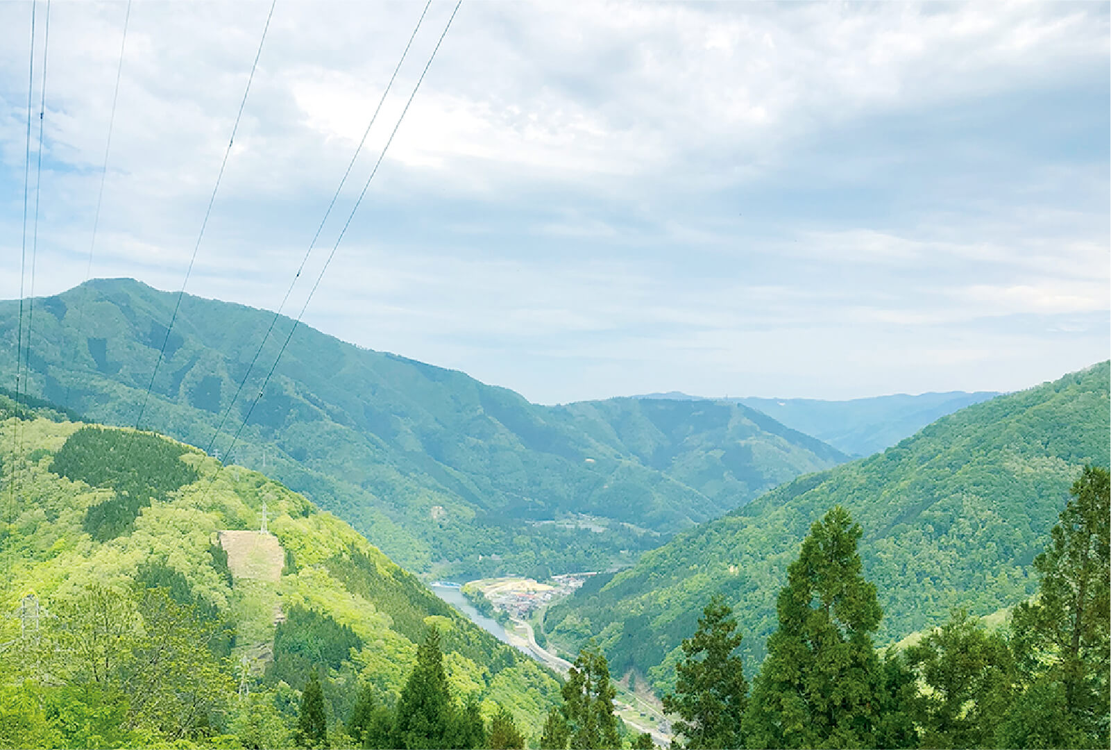 飛騨の山々と川が広がる風景