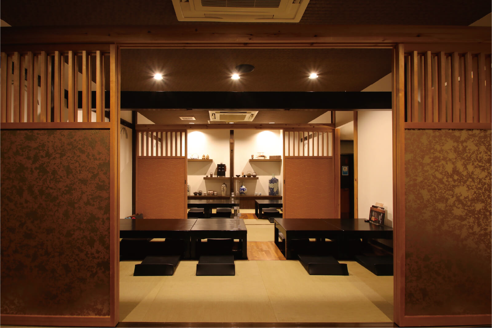 掘りごたつ席。人数に合わせて仕切りをすれば個室空間になる座席