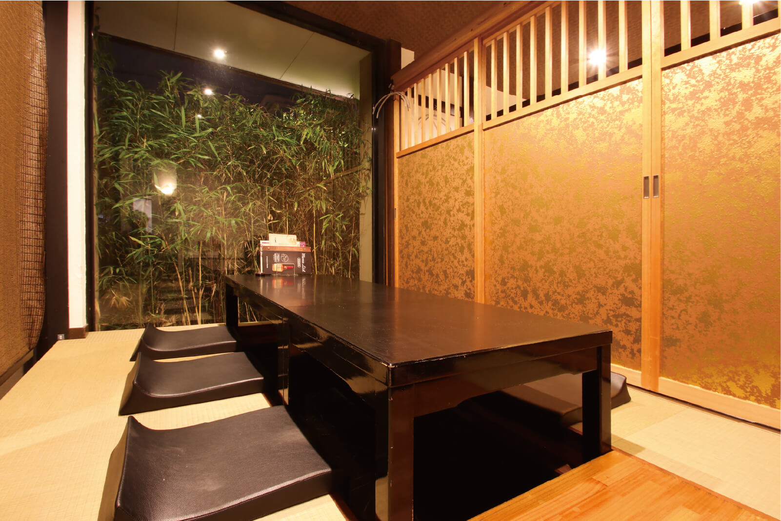 6〜10名様で利用できる個室空間の座席