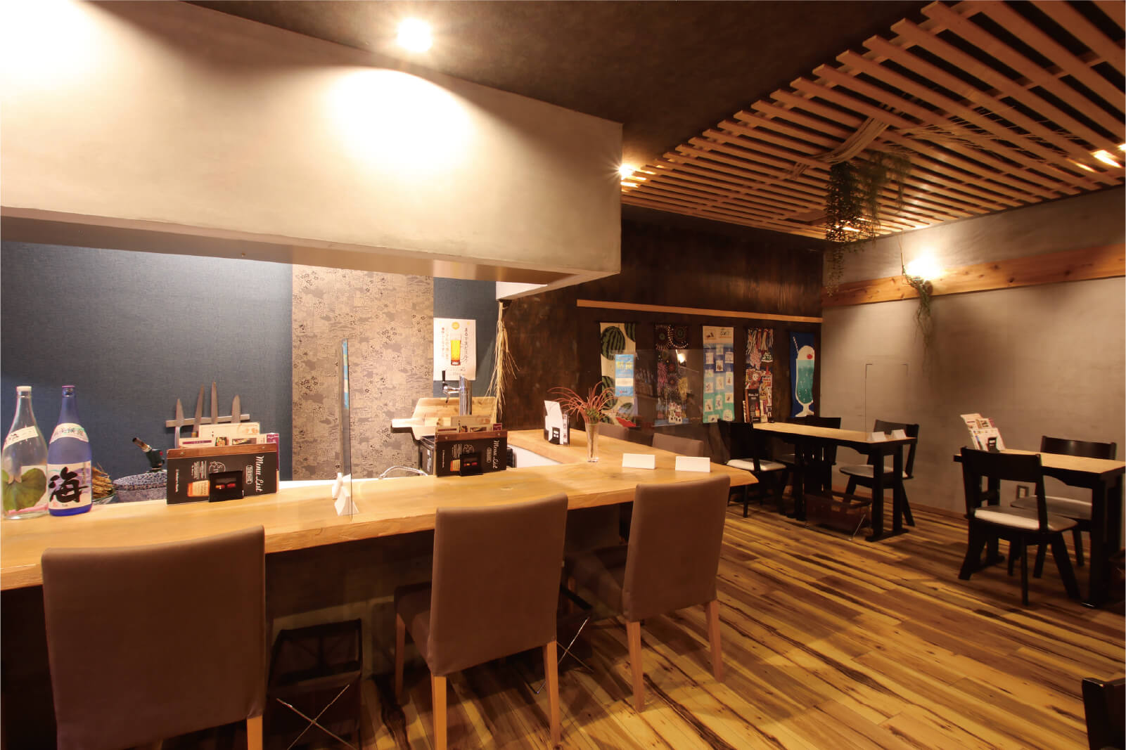 カジュアルなテーブル席とカウンター席の店内